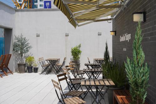 Um restaurante ou outro lugar para comer em Good Ol' Days Hotel
