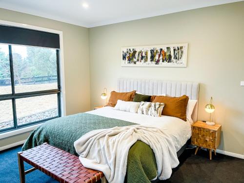 Кровать или кровати в номере Hamilton House - Snowy Mountain Luxury Villas