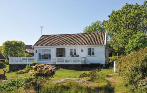 una casa bianca con il tetto rosso di Holiday Home Flekkerøy Paulen Iii a Møvik