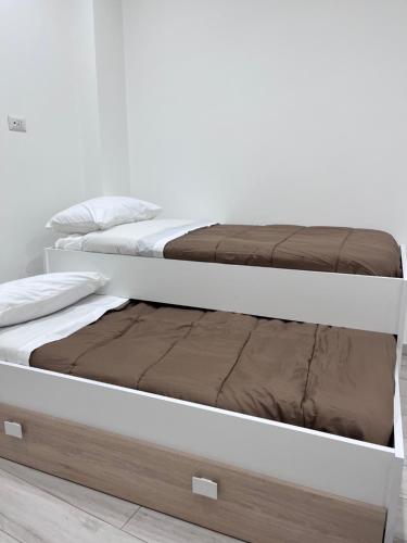 Habitación blanca con 2 literas en GLAM B&B room, en San Giuseppe Vesuviano