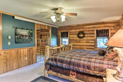 um quarto com uma cama e uma ventoinha de tecto em Hill City Log Cabin with On-Site Trout Fishing! em Hill City