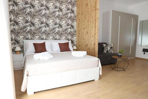 una camera con un grande letto bianco di Superior Holiday House a Catania