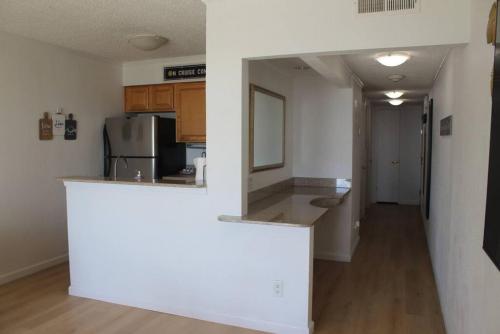 un salon vide avec une cuisine et un couloir dans l'établissement Tampa Bay Breeze Direct Bay View From Porch, à Tampa