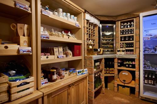ein Geschäft mit vielen Gegenständen in Regalen in der Unterkunft Shepherds House "Alpine Dreams" in Solčava