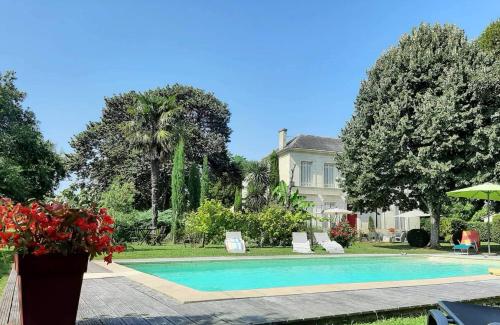 uma casa com piscina em frente a uma casa em L'ESCALE DE BEL AIR Chambres d'hôtes em Gauriac