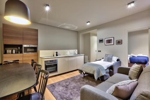 un salon avec un canapé et une table dans l'établissement 139 - Urban Pretty Duplex in Saint-Germain, à Paris