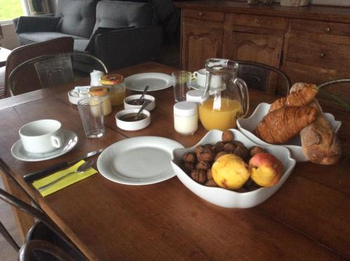 Una mesa con un montón de comida encima en La Canardière, en Pendé
