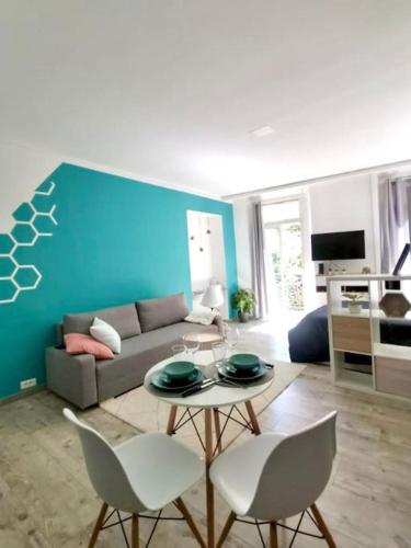 un salon avec un canapé, une table et des chaises dans l'établissement Esprit Cosy au centre historique, à Toulon