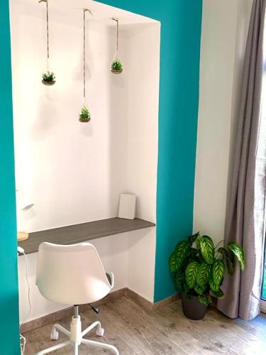un bureau avec une chaise et un bureau avec des plantes en pot dans l'établissement Esprit Cosy au centre historique, à Toulon