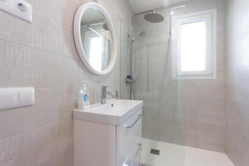 Kúpeľňa v ubytovaní INNOUTHOME Villa privada familiar con piscina rovelló