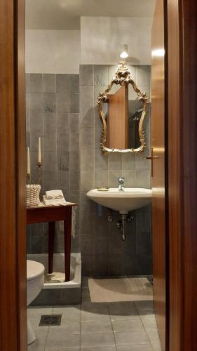 uma casa de banho com um lavatório e um espelho em LAnJA ihr besonderes Urlaubszuhause em Lagundo