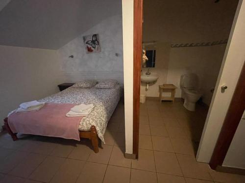 Koupelna v ubytování Grande maison avec piscine couverte et chauffée