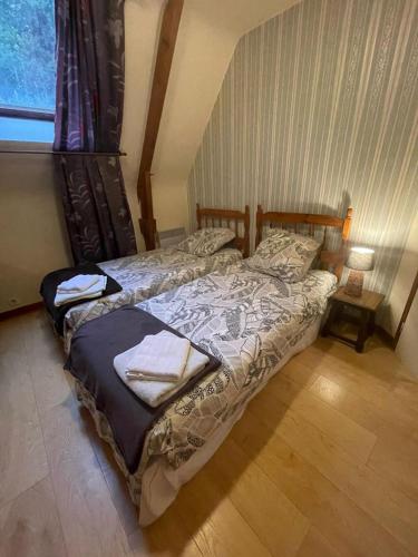 une chambre avec un lit avec des serviettes dessus dans l'établissement Grande maison avec piscine couverte et chauffée, à Saint-Barthélemy