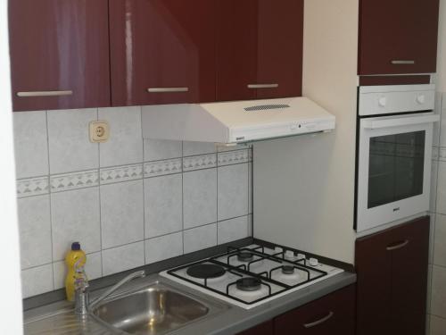 Dapur atau dapur kecil di Apartmani Slavica
