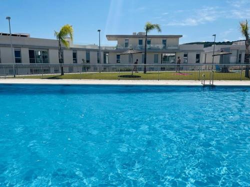 een groot zwembad met blauw water voor een gebouw bij Serenity sea view in Estepona