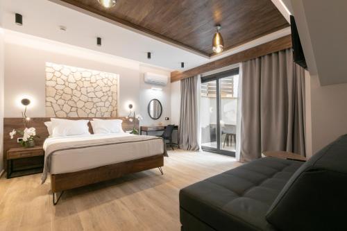 1 dormitorio con 1 cama y 1 sofá en ridos house en Néos Marmarás