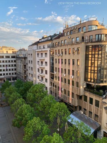 un grupo de edificios en una ciudad con árboles en Allure of Belgrade (80m2-861ft2), en Belgrado