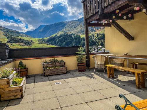 a balcony with a table and a view of mountains at Ferienwohnung in den Bergen mit grosser Terrasse in Bivio