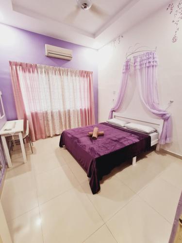 1 dormitorio con cama morada y cortinas moradas en Air-home No135 Kampung Boyan, 3BR, 6pax Netflix en Taiping