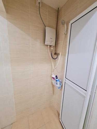 y baño con cabina de ducha y aseo. en Air-home No135 Kampung Boyan, 3BR, 6pax Netflix, en Taiping
