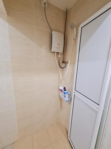 Ένα μπάνιο στο Air-home No135 Kampung Boyan, 3BR, 6pax Netflix