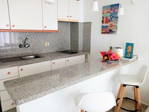a kitchen with white cabinets and a counter top at Apartamento en Puerto Rico in Puerto Rico de Gran Canaria