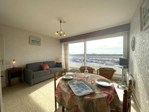 un salon avec une table et un canapé dans l'établissement Studio cosy à Saint-Gilles-Croix-de-Vie avec parking privé - FR-1-224-116, à Saint-Gilles-Croix-de-Vie