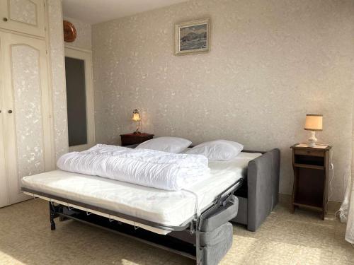 une chambre avec deux lits avec des draps blancs dans l'établissement Studio cosy à Saint-Gilles-Croix-de-Vie avec parking privé - FR-1-224-116, à Saint-Gilles-Croix-de-Vie