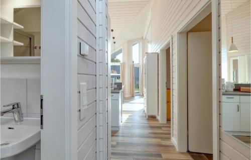 a hallway of a house with white walls and wood floors at Stunning Home In Krems Ii-warderbrck With Wifi in Göls