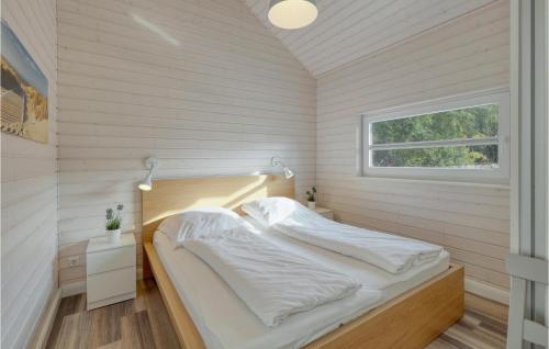 a bedroom with a bed in a room with a window at Amazing Home In Krems Iiwarderbrück in Göls