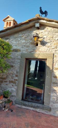 a window on the side of a stone building at Agriturismo La Scarpaia in Anghiari
