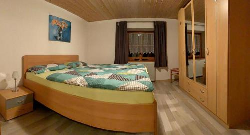 RinchnachにあるFerienwohnung Schäferのベッドルーム1室(大型ベッド1台付)