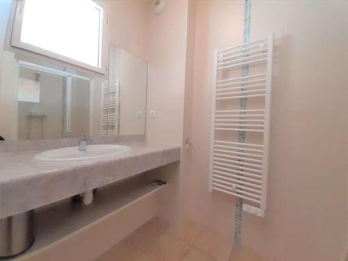 uma casa de banho com um lavatório e um espelho em Appartement Saint-Lary-Soulan, 7 pièces, 15 personnes - FR-1-457-179 em Saint-Lary-Soulan