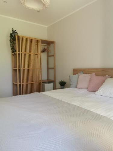 Una cama o camas en una habitación de Albatross Getaway by the sea, SPA and forest with a Terrace