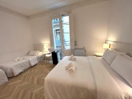pokój hotelowy z 2 łóżkami i ręcznikami w obiekcie The MO GOTIC w Barcelonie