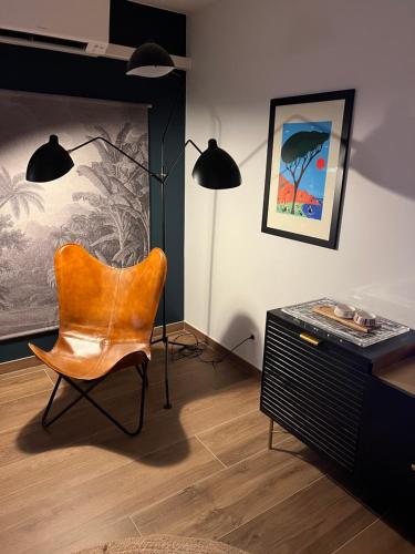 uma sala de estar com uma cadeira e uma mesa em Le 53 Bellevue em Cogolin