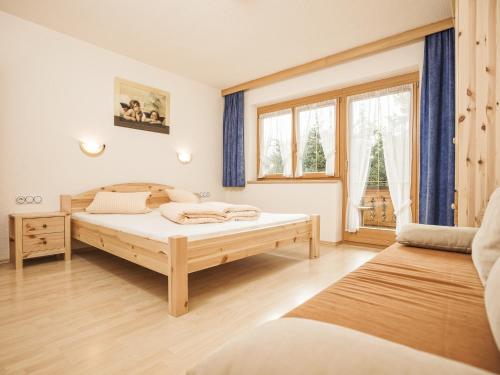 阿紹的住宿－Deluxe Apartment Sonnseite，一间卧室设有两张床和窗户。