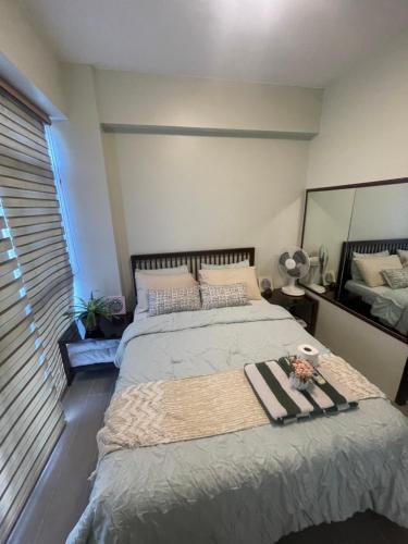 sypialnia z dużym łóżkiem i dużym lustrem w obiekcie Magerife’s Home w mieście Boracay