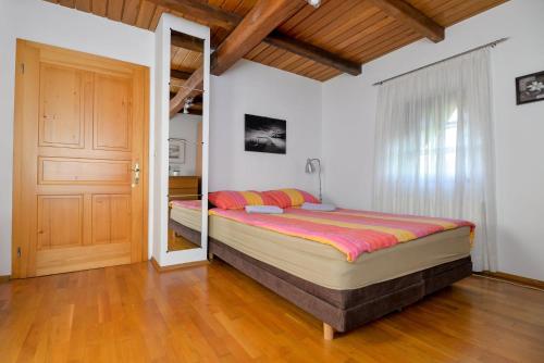 um quarto com uma cama grande num quarto em OAK COTTAGE em Maruševec