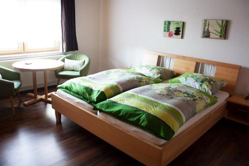 um quarto com uma cama, uma mesa e uma janela em Haus Anny em Haidmühle