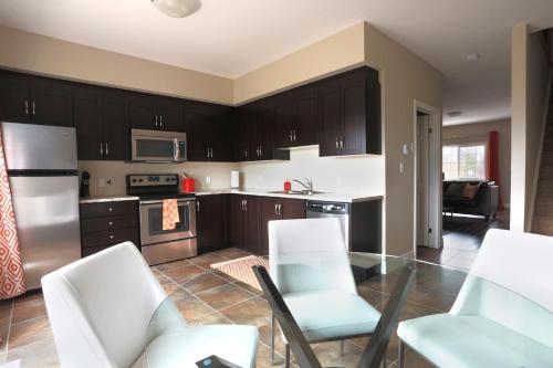 Η κουζίνα ή μικρή κουζίνα στο Boardwalk Homes - Executive Guest Rooms & Townhomes