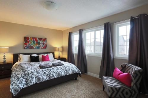 Ένα ή περισσότερα κρεβάτια σε δωμάτιο στο Boardwalk Homes - Executive Guest Rooms & Townhomes