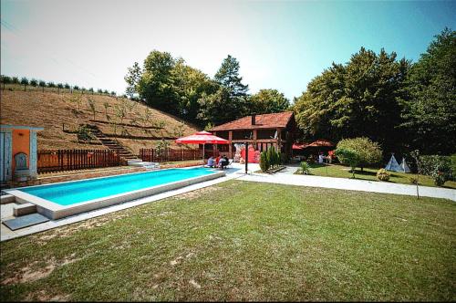 une maison avec une piscine dans une cour dans l'établissement Villa FORESTA, à Banja Luka