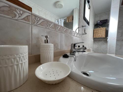 un baño con lavabo y un bol en una encimera en BUNGALOW APARTAMENTO SOL en Famara