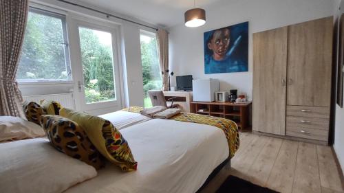 1 dormitorio con 2 camas y ventana en Huis van Steen, en Lelystad