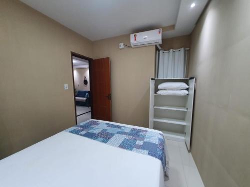 ein kleines Schlafzimmer mit einem Bett und einer Leiter in der Unterkunft Casa praia São José Antunes Maragogi in São José da Coroa Grande