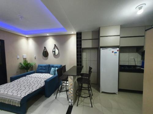 um quarto com uma cama e uma cozinha com um frigorífico em Casa praia São José Antunes Maragogi em São José da Coroa Grande