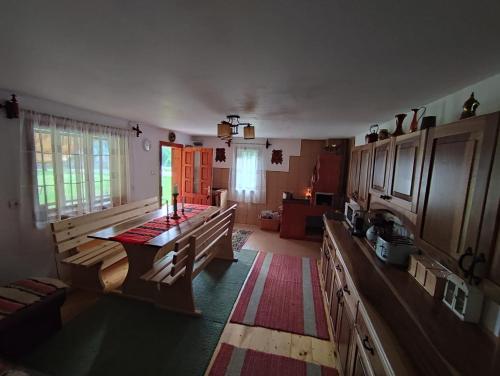 uma cozinha com uma mesa de madeira num quarto em Pe-un Picior de Plai em Borca