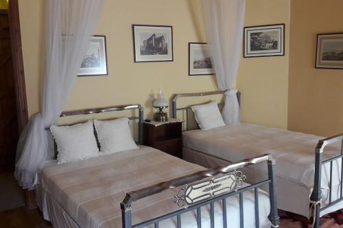 เตียงในห้องที่ Πέτρινος παραδοσιακός ξενώνας Αλεξάνδρα