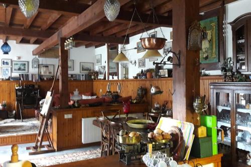 um quarto com uma cozinha com uma mesa e uma cozinha em Πέτρινος παραδοσιακός ξενώνας Αλεξάνδρα 